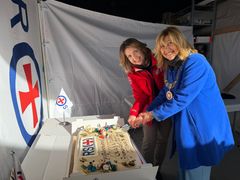 Ordfører i Bergen Marit Warncke (til høyre) og Redningsselskapets ferske generalsekretær Janne Oddaker feirer at 60.000 elever har gjennomført Redningsselskapets drukningsforebyggende kurs “Trygg i vann” i Norge.