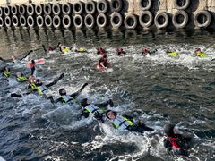 Trygg i vann er utviklet i tråd med læreplanen i kroppsøving, og støtter sentrale kompetansemål knyttet til selvberging og livredning i vann, førstehjelp og risikovurdering i naturen. Norge har svært gode kompetansemål i svømming, men utfordringen er at kommunene prioriterer ulikt – både når det gjelder tid, utendørs opplæring og kompetanse hos dem som underviser.