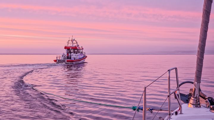 Redningsselskapet opplever en tydelig økning i behovet for assistanse ved sesongstart, som følge av manglende vedlikehold av motor og båt. På bildet assisterer RS «Ragnar Stoud Platou» en seilbåt med motorstopp i vindstille påskevær utenfor Hvaler.