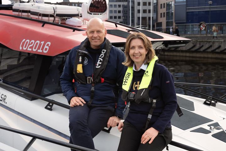 Hasse Lindmo, direktør i Stiftelsen Christian Radich og Janne Oddaker, generalsekretær i Redningsselskapet inviterer folket med på norgesseilas sommeren 2027.