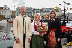 Stolt. Dagens stolte gudmor, Tuva Flagstad-Andersen, leder for region North Europe DNV Maritime, her sammen med Jon Rysst, president i RS (t.v.) og Janne Oddaker, generalsekretær i RS (t.h.).