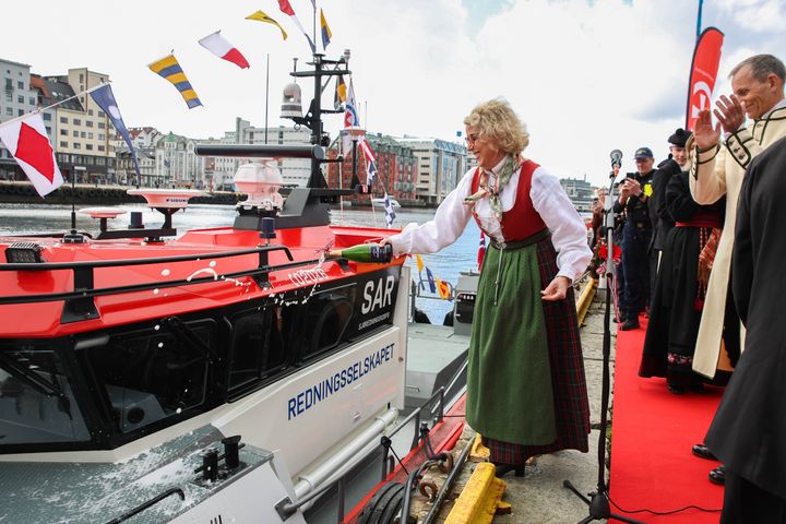 Gudmor. Tuva Flagstad-Andersen, leder for region North Europe DNV Maritime, er gudmor for RS 145 «Det Norske Veritas III». Under dåpen i Bergen ønsket hu. Fartøyet lykke til i sin gjerning før hun tradisjonen tro lot sjampanjen sildre over redningsskøytas skrog.