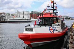 Totalrenovert. Istedenfor å ta de 10-20 år gamle fartøyene i Simrad-klassen ut av tjeneste, eventuelt selge dem, har RS gode erfaringer med å strippe skøytene helt ned til skroget, for så å bygge det opp igjen til en topp moderne redningsskøyte som møter dagens og fremtidens krav og spesifikasjoner.