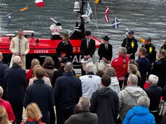 Bergen. Innbyggerne i sjøfartsbyen Bergen kjente sin besøkelsestid og møtte mannsterke opp da redningsskøyta RS 145 «Det Norsk Veritas III» ble døpt på Shetland-Larsens brygge.