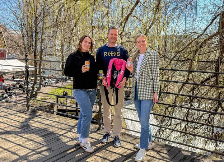 Fra venstre: Merkevaresjef for Munkholm, Christina Vang Garberg, salg- og partneransvarlig i Redningsselskapet, Tarjei Aasheim og markedssjef for alkoholfrie drikker i Ringnes, Elisabeth Agnethe Hansen.