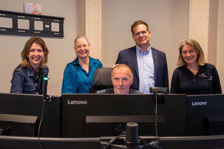 Assistansetelefonen 02016 er en lavterskeltjeneste for alle som trenger råd, veiledning eller assistanse på sjøen. Tjenesten er åpen for alle, og bemannes av operatører med erfaring fra både redningsskøyter og kystradiotjenesten.  Fra venstre: Janne Oddaker, generalsekretær i Redningsselskapet, Mona Nilsen, direktør for organisasjon og HMS i Shell, Per Andreassen vaktsjef 02016, Jon Halvorsen, direktør i Hovedredningssentralen, og Anna Sofia Karlqvist, produktleder i Barentswatch.