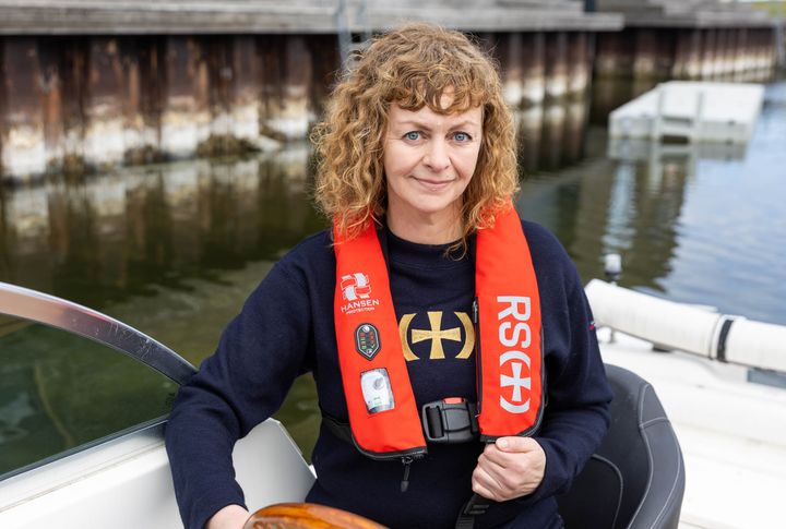 – Det er dessverre alt for mange vester der ute som har gått ut på dato eller som kan ha blitt defekt. Det er viktig å sjekke vesten før bruk, slik at man ikke kler på seg en falsk trygghet, sier Tanja Krangnes, fagsjef for drukningsforebygging i Redningsselskapet.