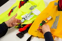 Den mest brukte typen er oppblåsbar redningsvest – som må sjekkes årlig. De fleste svarer at de kjenner til dette, men likevel kontrollerer nesten en tredjedel aldri utløpsdatoen, og en femtedel vet ikke når kontrollen sist ble gjennomført.