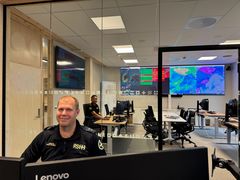 – Mange av henvendelsene kan vi heldigvis løse raskt over telefonen, sier vaktsjef på Redningsselskapets assistansetelefon 02016, Mikael Pettersson Corneliussen.