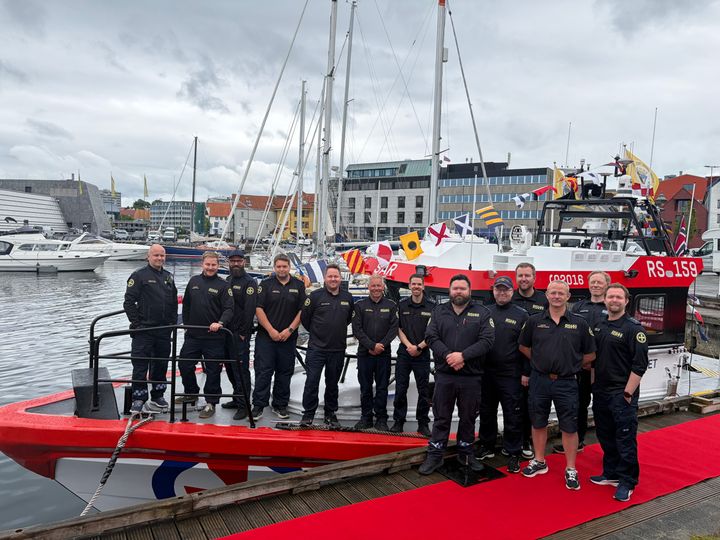 RS 159 «Elias» dekker et stort operasjonsområde og gjennomfører en rekke oppdrag i løpet av året. Her ser vi mannskapet i RSRK Stavanger foran den oppgraderte redningsskøyta under dagens markering.