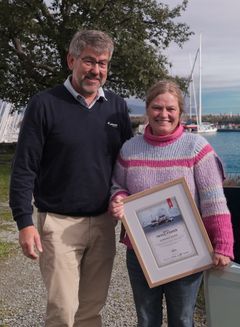 Vegar Pettersen i Jotron sammen med fisker og prisvinner Gunhild Blien.
