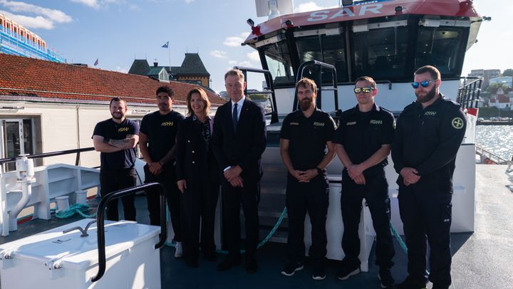 Energiminister Terje Aasland besøkte redningsskøyta RS 178 under ONS i Stavanger, her sammen med generalsekretær Janne Oddaker og mannskapet i Redningsselskapet.