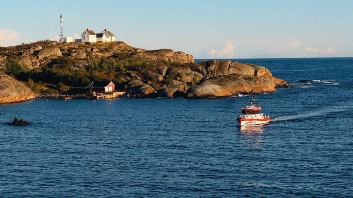 Redningsselskapet gjennomførte 101 assistanser i sommer, mot 168 i fjor. Det er 67 færre og tilsvarer en nedgang på nær 40 prosent.