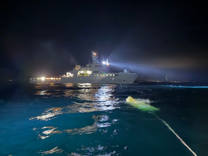 Redningsskøyta «Peter Henry von Koss» deltok i søket etter de fire tsjekkiske fisketuristene som omkom utenfor Averøy i Møre og Romsdal. Fritidsbåten deres ble lokalisert fra luften og deretter slept av redningsskøyta til Kystvakten, som heiste den om bord.