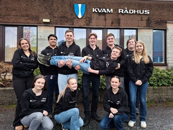 Ungdomsrådet i Kvam herad vant Årets ungdomskommune i 2023, her avbildet foran rådhuset i sin kommune.
