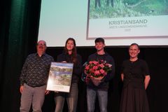 Barne- og familieminister Lene Vågslid overrekkjer prisen til Kristiansand kommune og deira ungdomsråd 3/4