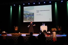 Barne- og familieminister Lene Vågslid overrekkjer prisen til Kristiansand kommune og deira ungdomsråd 4/4