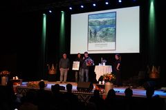 Barne- og familieminister Lene Vågslid overrekkjer prisen til Kristiansand kommune og deira ungdomsråd 1/4