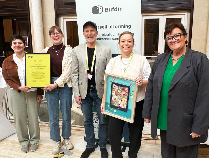 Vinnerne av Brukeropplevelsesprisen 2026 og mottakere av hederlig omtale står sammen og smiler