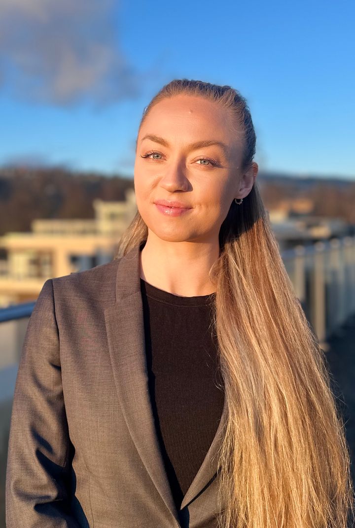 Talsperson for Norsk Fyrverkeriforening, Mari Lunde, oppfordrer folk til å respektere oppskytningstidene for fyrverkeri som er nyttårsaften fra klokken 18.00 til 02.00.