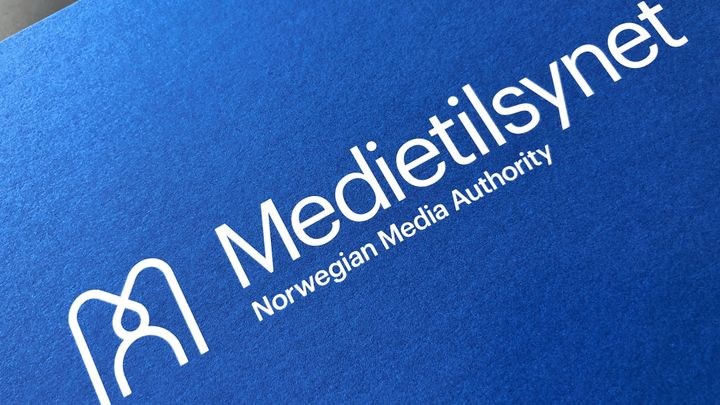 Medietilsynets logo. Hvit skrift på blå bakgrunn.