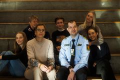 Jesper Sundal-Thoresen, Victor Fauchald Strand, Sofie Wessel Haugen, Eline Mols-Bratbak, Betina Claesson, Mari Velsand (direktør i Medietilsynet) og Jostein Dammyr (leder for Øst politidistrikt sin nettpatrulje)). Foto.