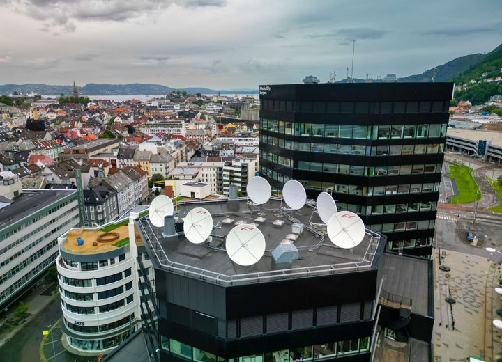 TV 2s hovedkontor i Bergen med deler av byen i bakgrunnen.