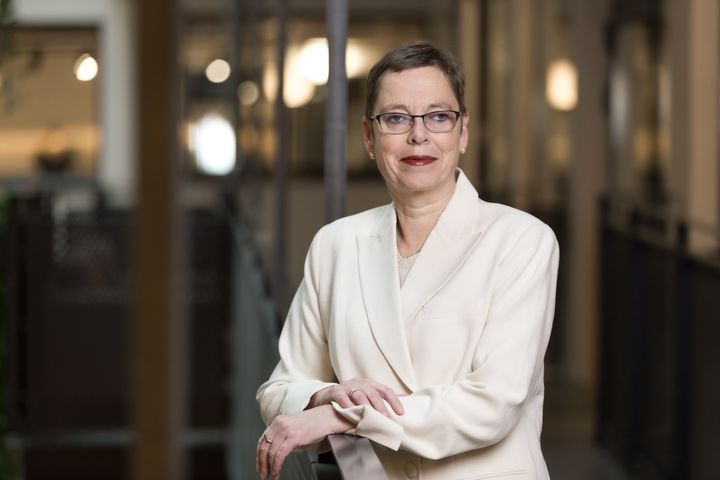 Portrettbilde av Medietilsynets direktør, Mari Velsand. Hun har på seg en hvit jakke.