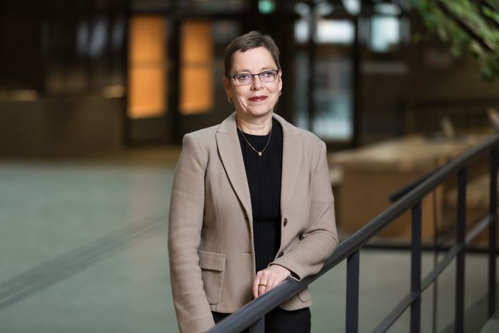 Portrett av Mari Velsand i halvfigur. Hun har på seg en beige blazer med en sort topp i.