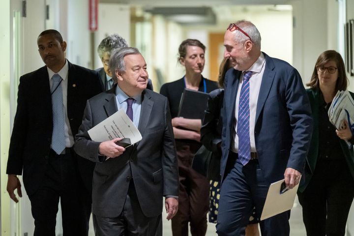 Generalsekretær António Guterres (foran til venstre) på vei for å orientere journalister etter møtet med sivilsamfunnsorganisasjoner om hans klimaagenda. Foran til høyre er Stéphane Dujarric, talsperson for generalsekretæren. Foto: UN Photo/Mark Garten