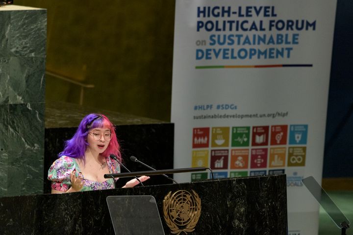 Valentina Muñoz Rabanal er en ambassadør for FNs bærekraftsmål, en feministisk ungdomsaktivist og en digital rettighetsforkjemper fra Chile. Her taler hun til FNs høynivåforum for bærekraftig utvikling i juli 2022. Foto: UN Photo/Manuel Elías.