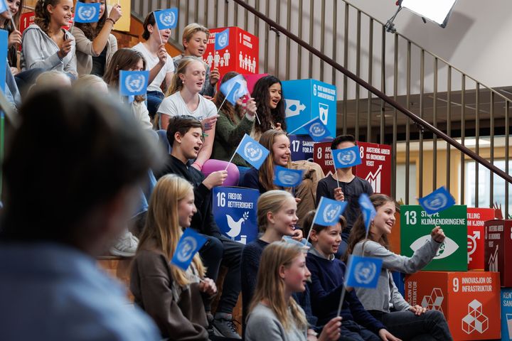 8. klassinger ved Ruseløkka skole i Oslo gjør de siste forberedelsene før FN-dagsfeiringen i morgen. Her ønsker de god FN-dag til FN-sambandets og TV 2 Elevkanalens FN-dagssending som går ut til alle landets skoler i morgen kl 10.