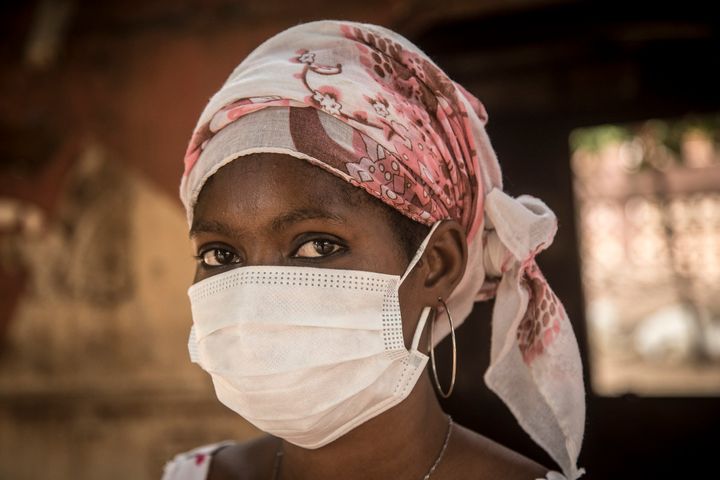 Nå har startskuddet gått for den 78. sesjonen av Verdens helseforsamling – et avgjørende øyeblikk for global helse. FN spiller en sentral rolle i arbeidet med å forebygge fremtidige pandemier, og de siste ukene har mange jobbet dag og natt for å ferdigstille teksten til en ny pandemiavtale – et resultat av de katastrofale feilgrepene og de skjøre seirene vi så under covid-19. Samtidig står Verdens helseorganisasjon (WHO) overfor enorme budsjettkutt. FN-sambandet forklarer hva vi kan forvente. Foto: ILO/Nsimire Aimee