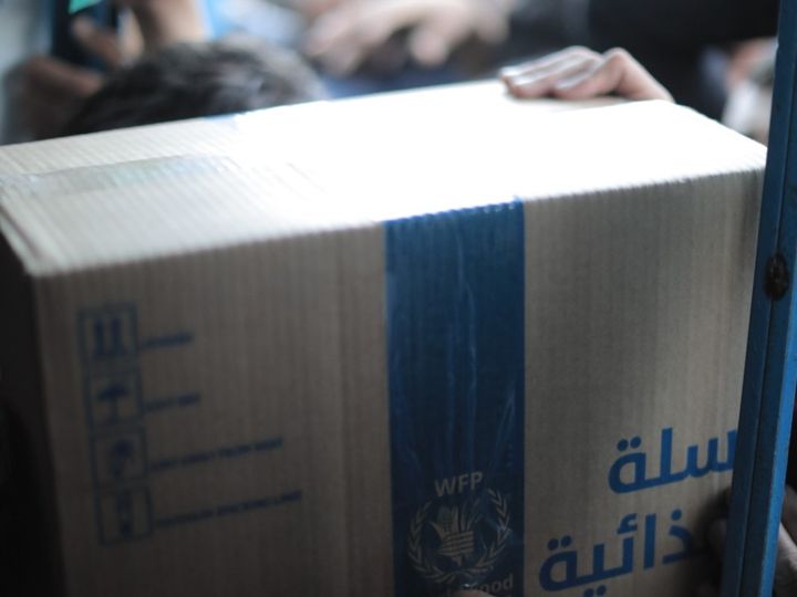 Siden forrige uke har litt nødhjelp, mest barnemat og noen medisiner, sluppet inn på Gaza etter nesten 80 dager med en total blokade av livsviktige forsyninger. Hvor mye har kommet inn, og vil dette bidra til å forhindre hungersnød? FN-sambandet gir deg tidslinjen. Foto: UNRWA/Mohammed Hinnawi