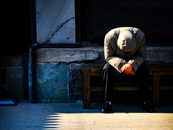 I forkant av Verdensdagen for sikkerhet og helse på arbeidsplassen 28. april, gir FN-sambandet deg seks grunner til at «M-en» i HMS bør stå høyt på agendaen for oss alle. — Arbeidsmiljø handler ikke bare om fysisk sikkerhet, men om hvordan vi faktisk har det på jobb hver dag, sier FN-sambandets leder Catharina Bu. Når så mange blir syke av jobben sin, må vi ta dette på alvor. Foto: Unsplash/Andy Luo