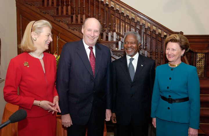 Kong Harald, som sovnet stille inn fredag 28. august, var gjennom sine 35 år som Norges monark en tydelig forsvarer av FN, internasjonalt samarbeid, mangfold og menneskeverd. Bildet viser Kong Harald og Dronning Sonja på besøk hos daværende FN-sjef Kofi Annan og hans kone Nane Annan i 2005. Fra venstre: Nane Annan, Kong Harald V, FNs generalsekretær Kofi Annan og Dronning Sonja. Foto: UN Photo/Eskinder Debebe