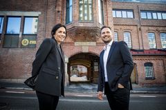 Kommunikasjonsdirektør i Ringnes Johanna Ellefsen Rostad og Jeppe Grøttland
