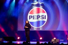 Helene Kran Løvestam viser frem Pepsis nye logo.