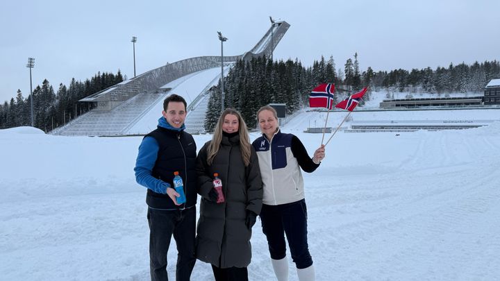 Gatorade er ny samarbeidspartner med Holmenkollen Skifestival. Fra venstre salgs- og partnerkoordinator i Holmenkollen Skifestival, Jonas Fremstad, Gatoradesjef i Ringnes, Josefine Hagatun og Anne-Birgitte Svae-Kvifte, kommersiell leder i Holmenkollen Skifestival.