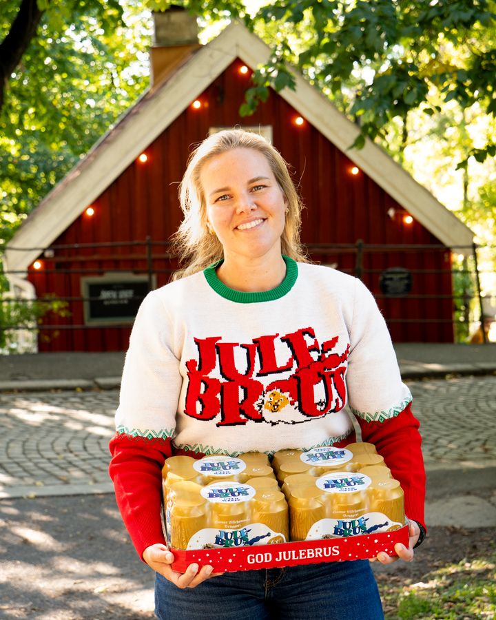 Ringnes' julebrussjef, Ida Lyche Sørensen, viser frem et brett med årets Hamar og Lillehammer julebrus.