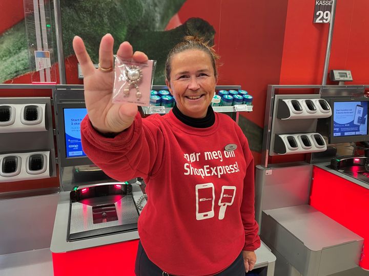 Linda Aavik ved Obs Vinterbro merker godt til den store interessen for årets Rosa sløyfe, men har enn så lenge flere sløyfer igjen til salgs.