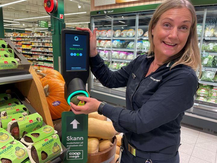 Coop Mega Vinderen er først i Norge til å teste ut en skanner som viser kundene fire ulike grader av modenhet på avokadoen. Etter et par dager med testing melder butikksjef Astrid Ulsund om positive tilbakemeldinger fra kundene. Foto: Coop