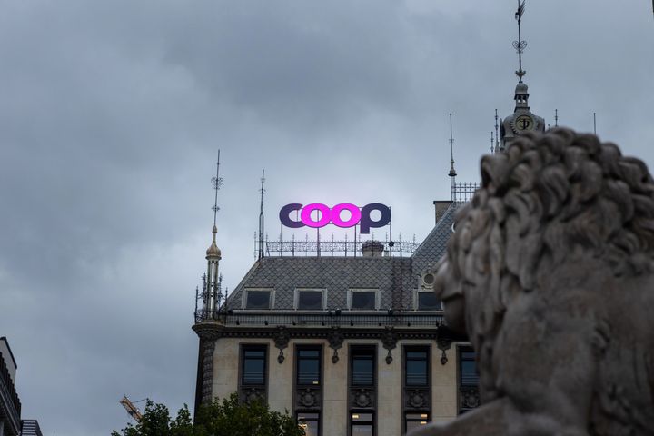 De rosa O-ene i Coop-logoen lyser opp Karl Johan for å symbolisere brystkreftsaken.