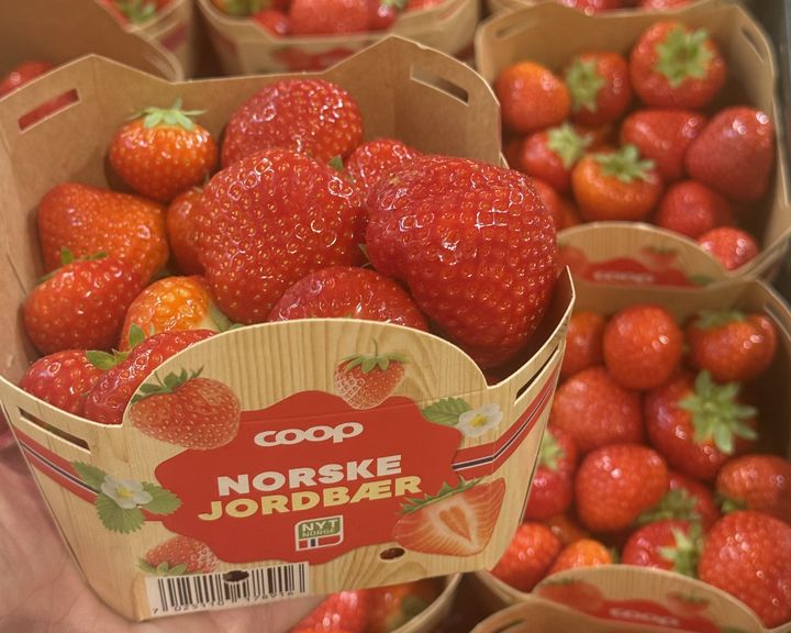De første norske jordbærene er på plass hos Coop Mega Madla.