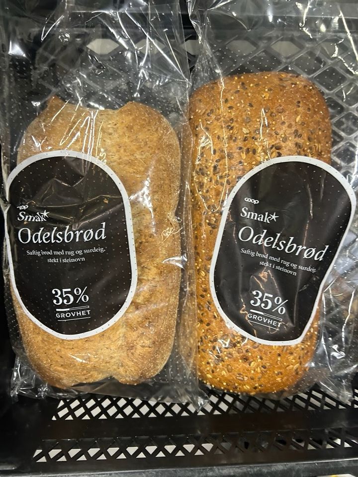 Odelsbrød til venstre og 7-kornbrød til høyre, i feil emballasje.