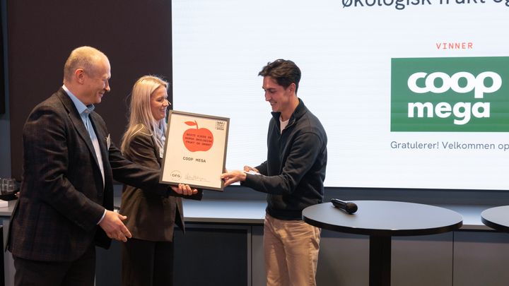 Isak Svennæs i Coop Mega tar imot beviset på at Coop Mega er beste kjede på norsk økologisk frukt og grønt under NM i frukt og grønt.