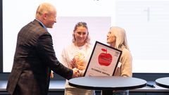 Gunn Sætervoll fra Matkroken Mebygda tar i mot beviset på 2. plassen i kategorien Beste frukt- og grøntbutikk under 1000 m² under NM i frukt og grønt