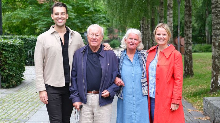 Prisvinnerne Ingrid Gjessing Linhave og Kim Wigaard sammen med kormedlem Arild Kovdal, som har med seg sin kone Kirsti Skjerven. Foto: UiO/Lars Ankervold