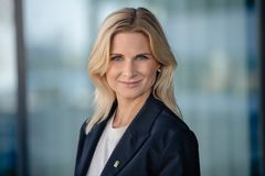 kvinne ser i kamera