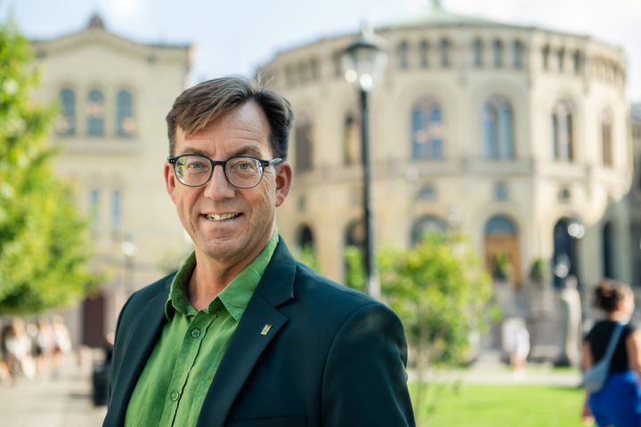 Mann smiler i kamera
